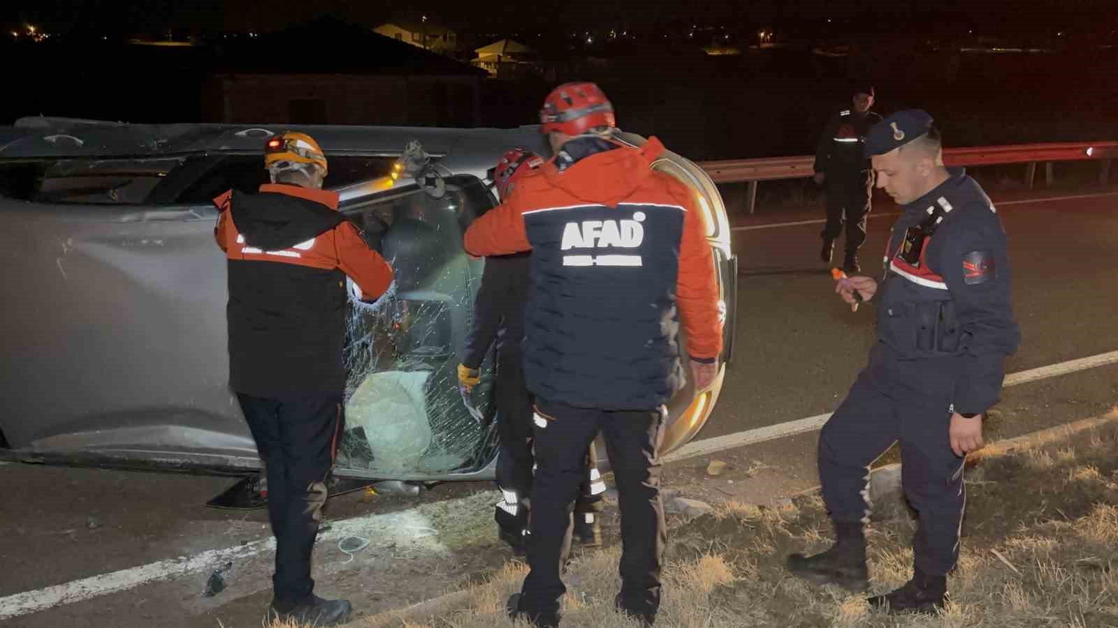 aksarayda otomobil devrildi 2 yarali 3 pRu2Fz5N