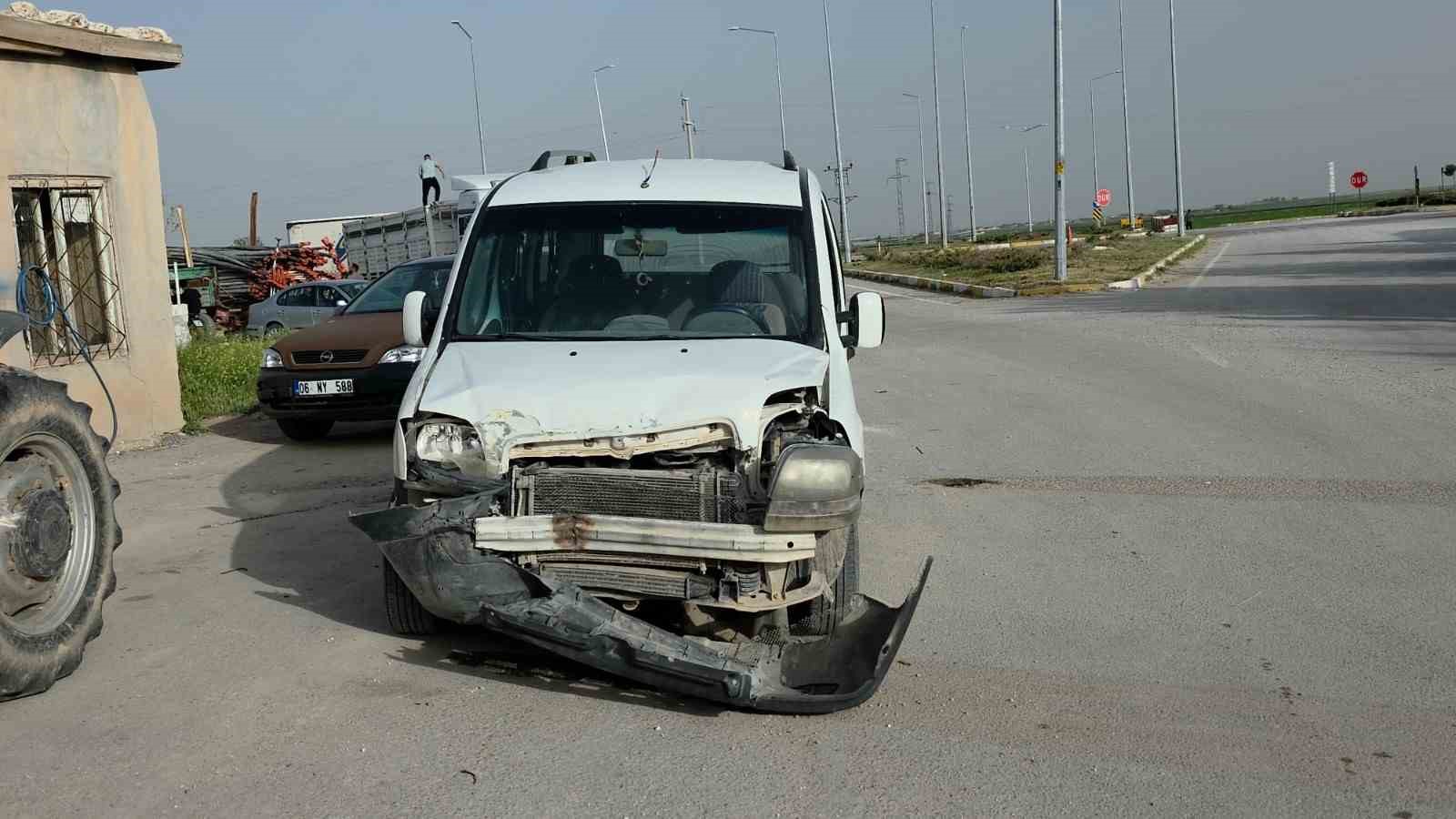 aksarayda otomobil ile hafif ticari arac carpisti 2 yarali 3 bznvEp6e