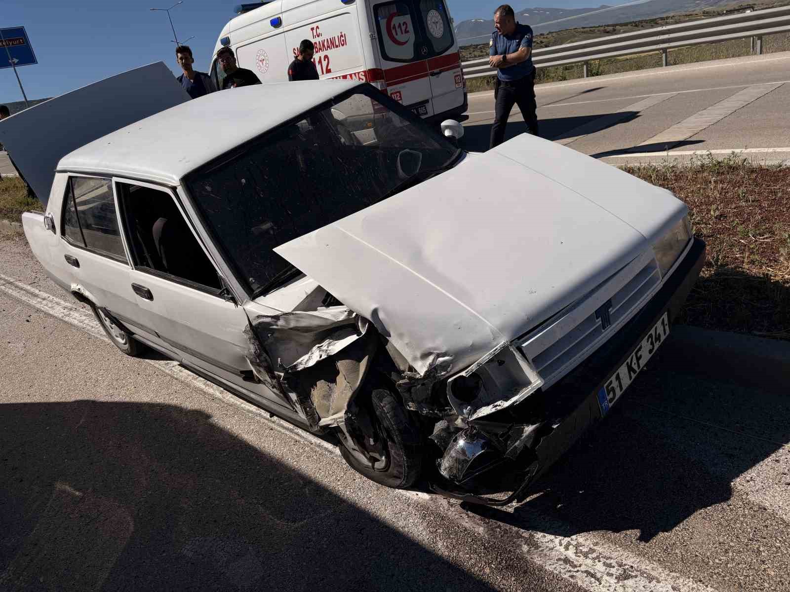 aksarayda otomobil minibuse carpti 8 yarali 1 AV2pHA4Z