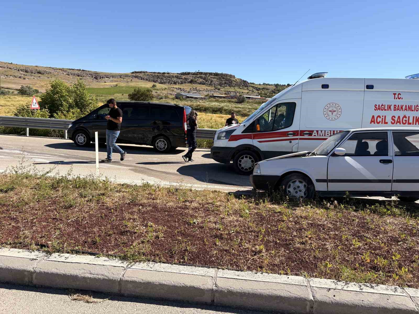 aksarayda otomobil minibuse carpti 8 yarali 3 yNjcgrjG