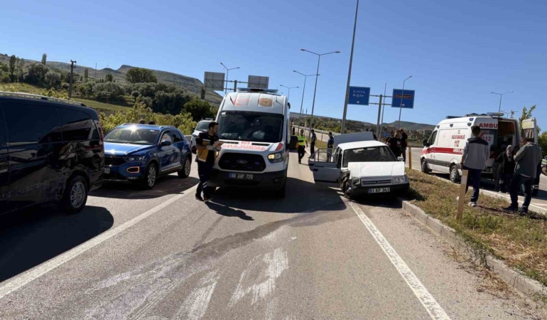 aksarayda-otomobil-minibuse-carpti-8-yarali-aMr5dSs5.jpg