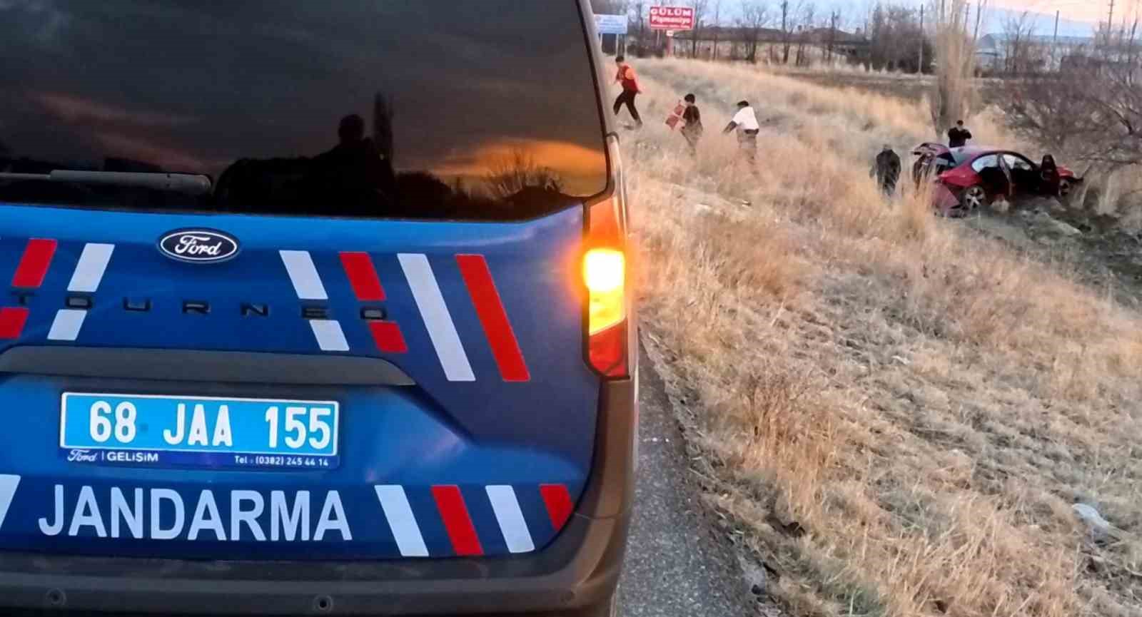 aksarayda otomobil sarampole dustu 3 yarali 3 QwE12vCG