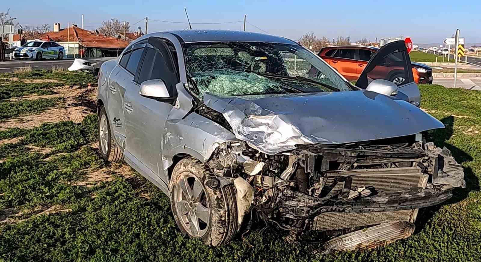 aksarayda otomobil tali yoldan cikan aracla carpisti 2 yarali 0 gikCCaM9