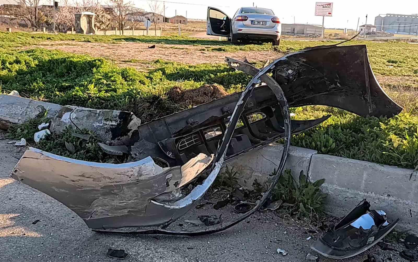 aksarayda otomobil tali yoldan cikan aracla carpisti 2 yarali 1 RGZ97fCO