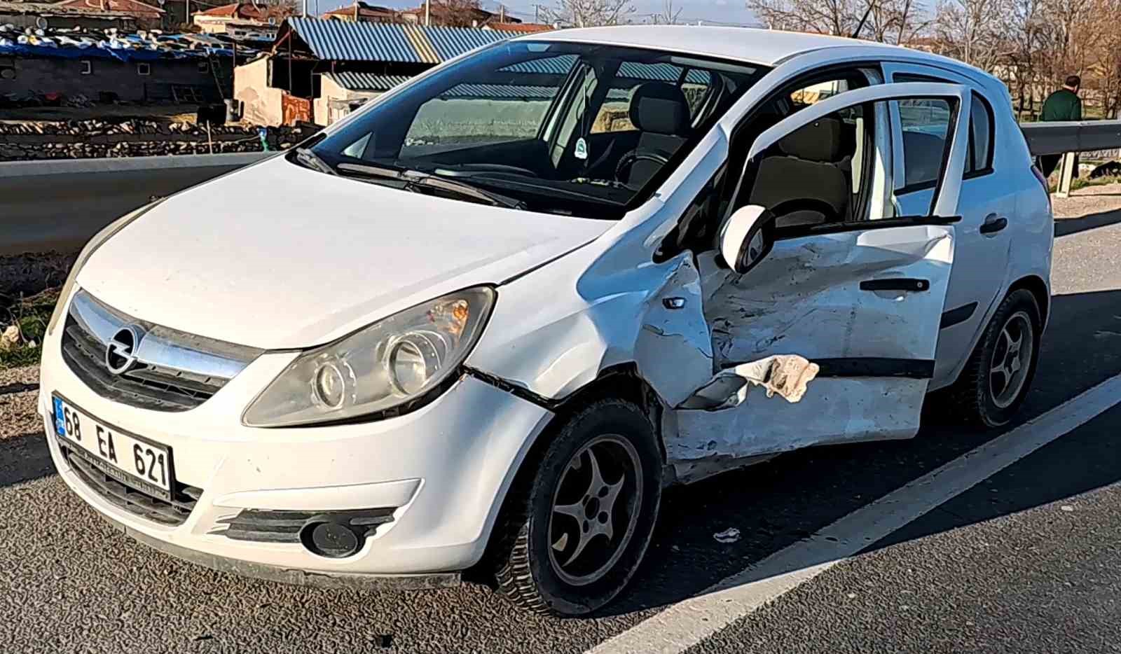aksarayda otomobil tali yoldan cikan aracla carpisti 2 yarali 2 ZDiCEGH6