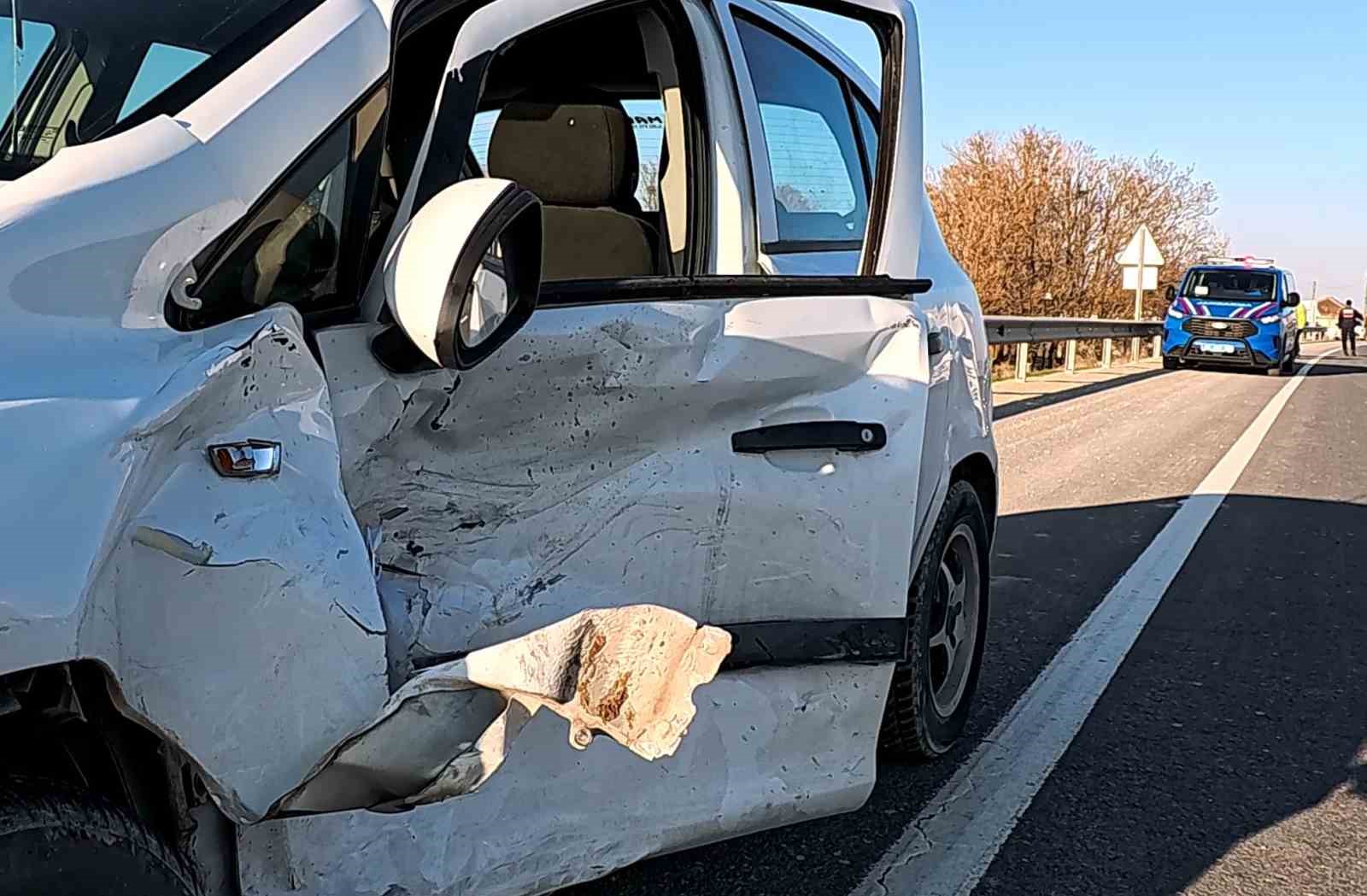 aksarayda otomobil tali yoldan cikan aracla carpisti 2 yarali 3 B2MZ5M27