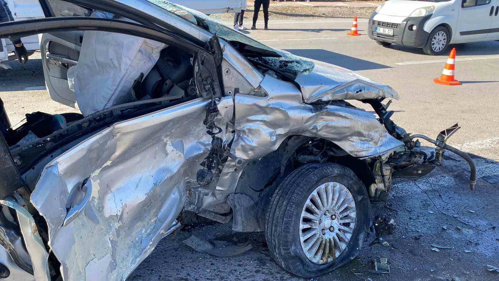 aksarayda otomobiller kafa kafaya carpisti 2 agir yarali 1 R9JbMXDs