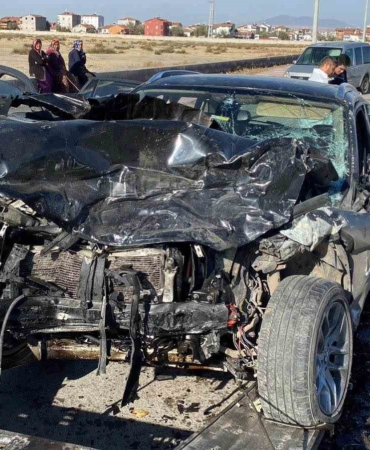 aksarayda-otomobiller-kafa-kafaya-carpisti-2-agir-yarali-3NVHLl6z.jpg
