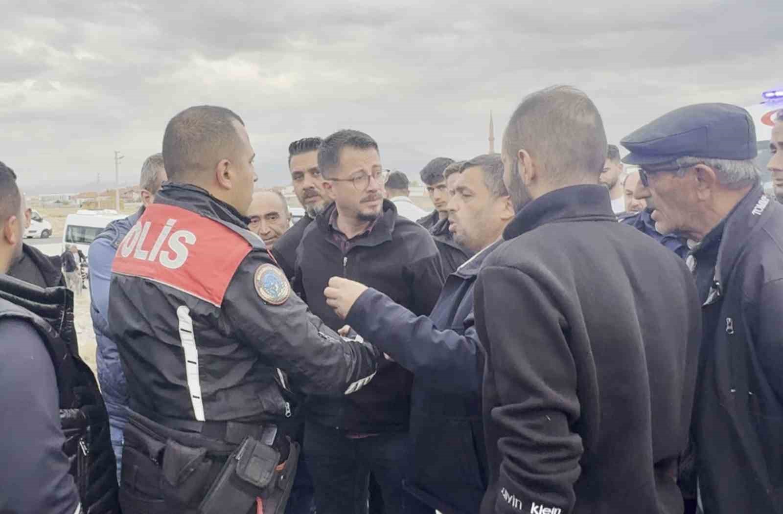 aksarayda polis cenazesi sirasinda konvoya saldiri 4 yarali 1 qL9JRA7v