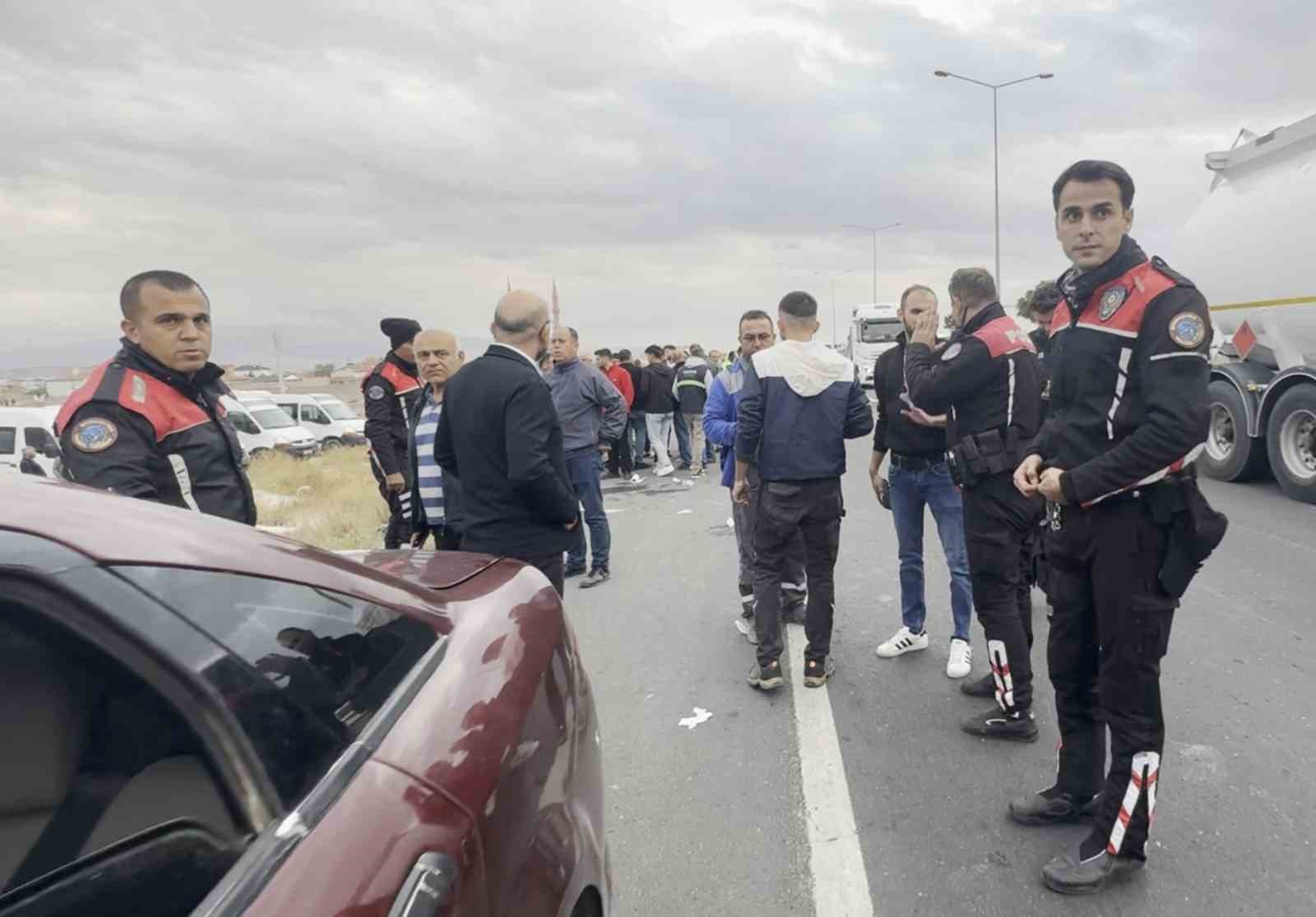 aksarayda polis cenazesi sirasinda konvoya saldiri 4 yarali 4 XHezYF9q