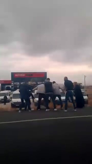 aksarayda polis cenazesi sirasinda konvoya saldiri 4 yarali 7 ZUpBRnh7