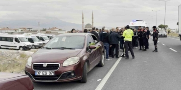 aksarayda-polis-cenazesi-sirasinda-konvoya-saldiri-4-yarali-sY3qkmOM.jpg