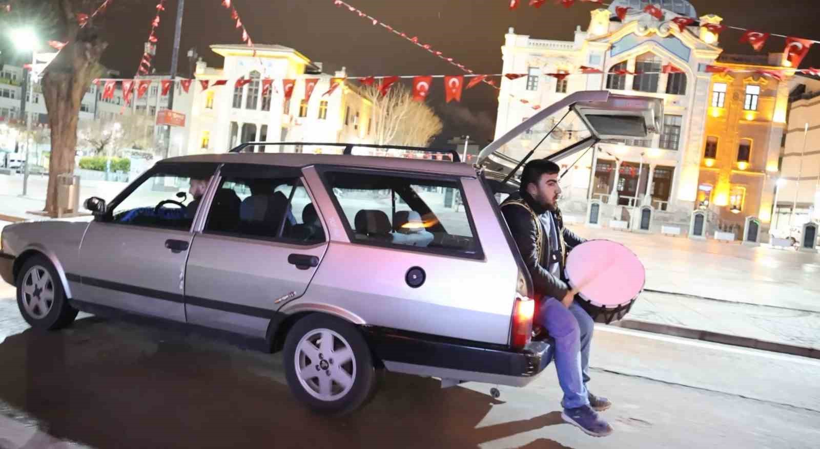 aksarayda ramazan davulculari hafif kar yagisi altinda sahur mesaisine basladi 1 WX3U3Gyr