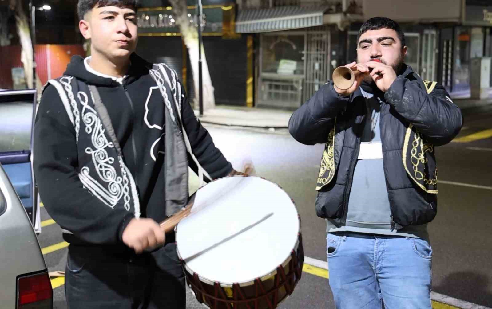 aksarayda ramazan davulculari hafif kar yagisi altinda sahur mesaisine basladi 2 FmMwjbR4