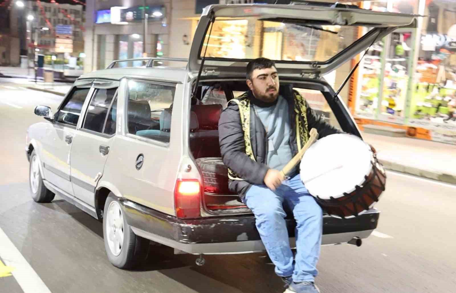 aksarayda ramazan davulculari hafif kar yagisi altinda sahur mesaisine basladi 3
