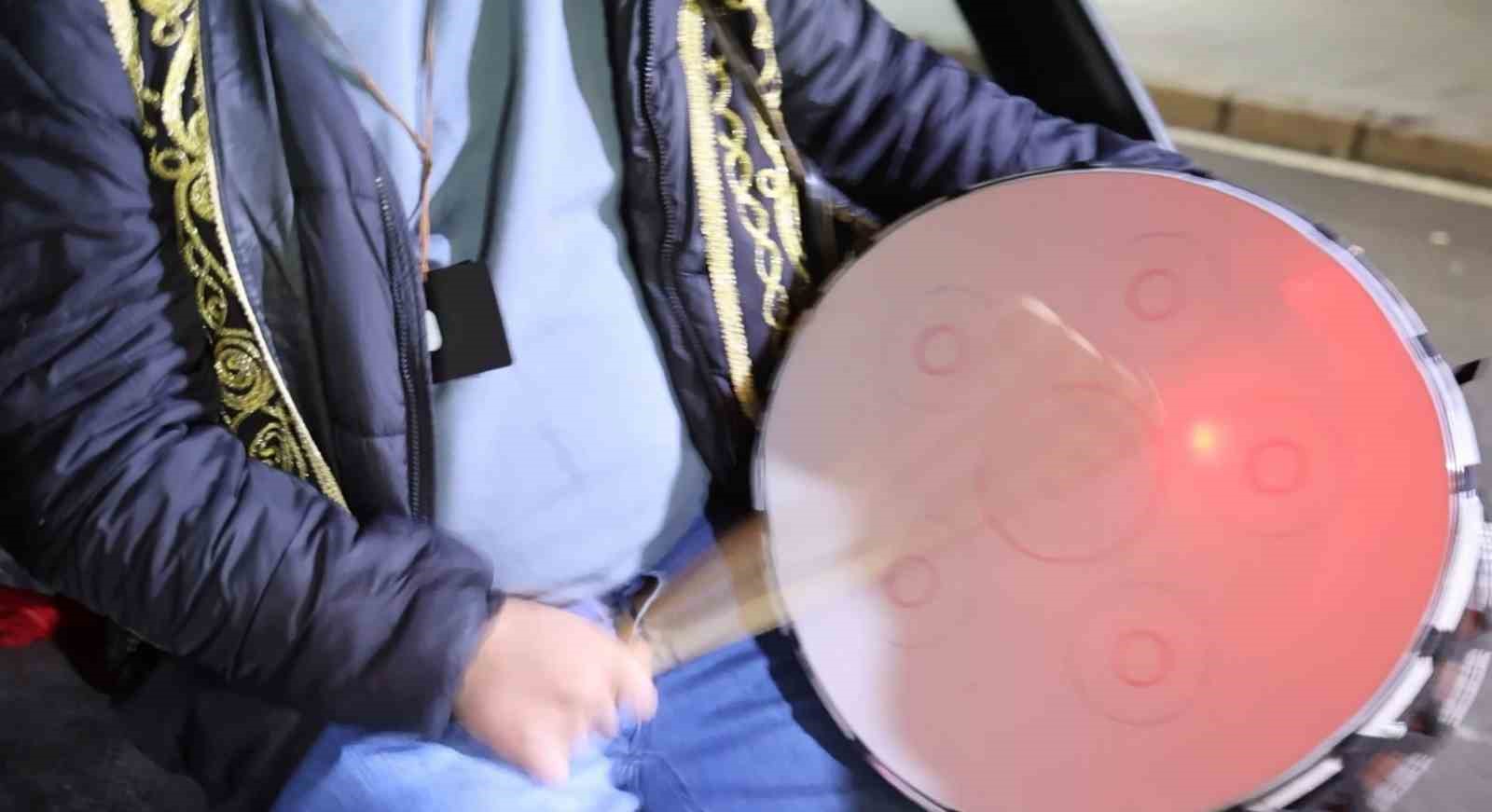 aksarayda ramazan davulculari hafif kar yagisi altinda sahur mesaisine basladi 4 BhMyiD7F