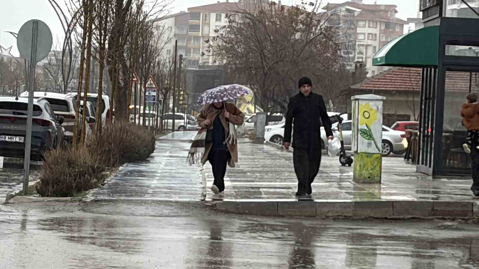 aksarayda ruzgar ve siddetli yagmur etkili oluyor 0 A6nmWfya