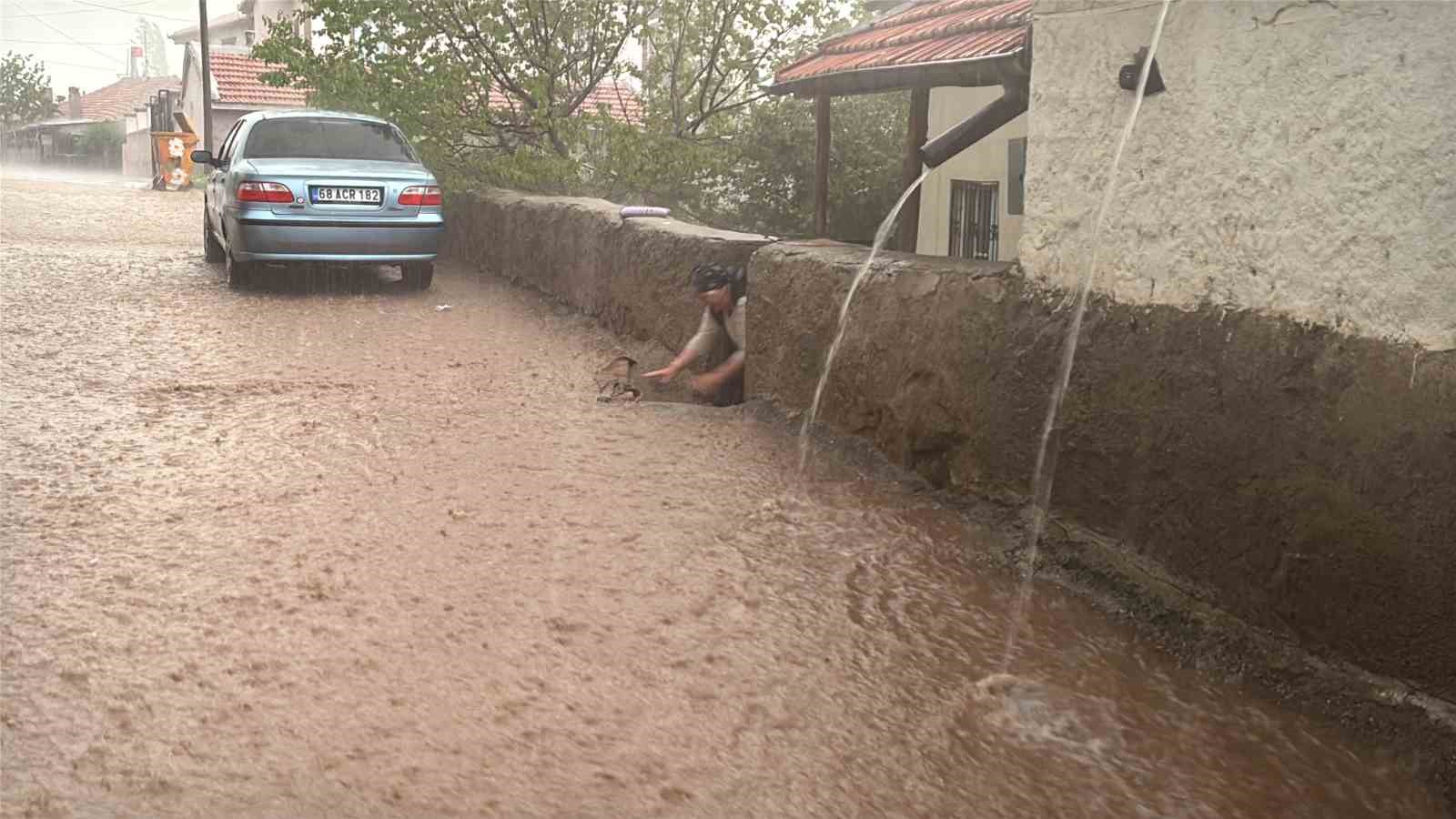 aksarayda saganak sonrasi yollar gole dondu 11 rfkYQIT7