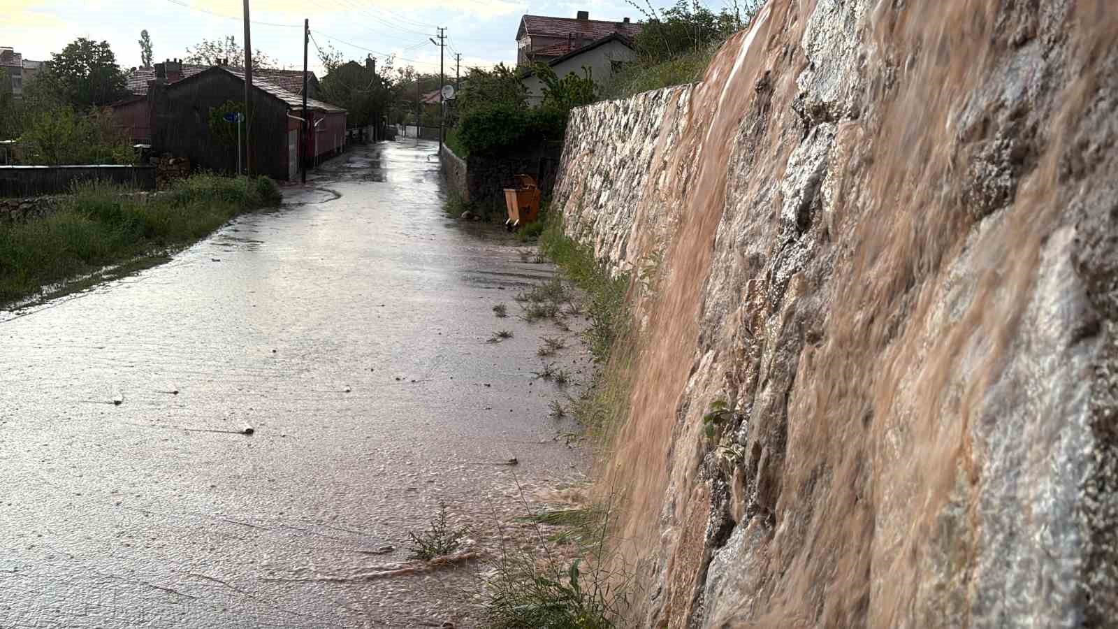aksarayda saganak sonrasi yollar gole dondu 16 nMZZjJEj