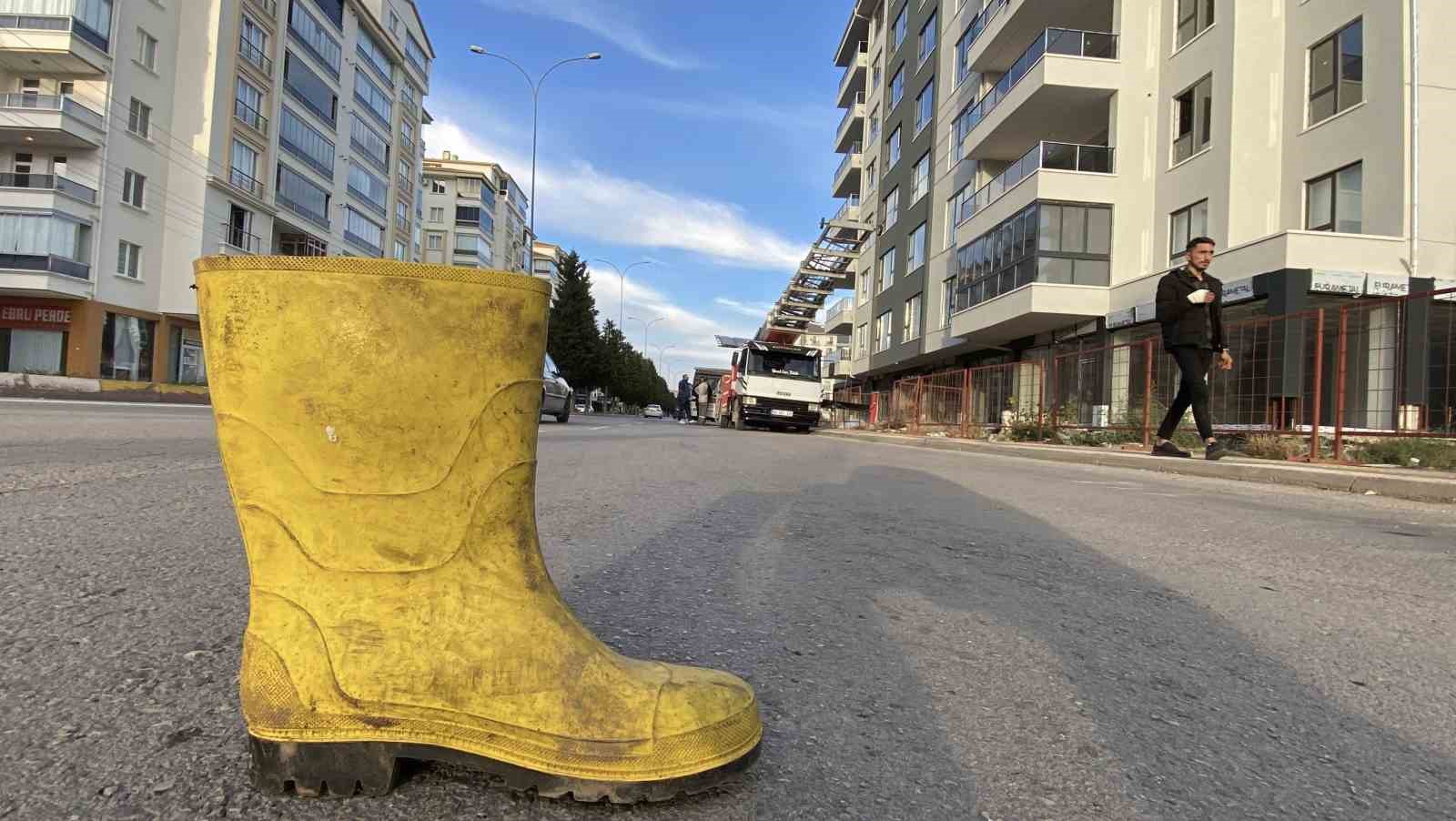 aksarayda sari cizmeli yol guvenligi 1 llLuy9pU