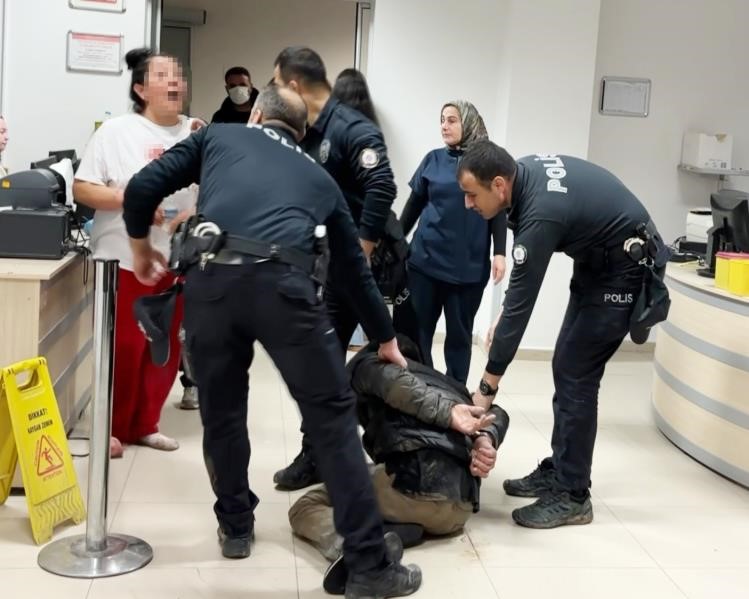 aksarayda sevgilisinin oglu tarafindan bicaklanarak agir yaralanan adam oldu 1 gY828Bsl