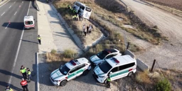 aksarayda-seyir-halindeki-otobus-devrildi-44-yarali-u1sGfJNJ.jpg