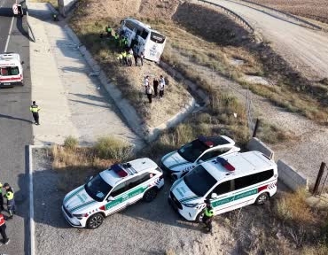 aksarayda-seyir-halindeki-otobus-devrildi-44-yarali-u1sGfJNJ.jpg