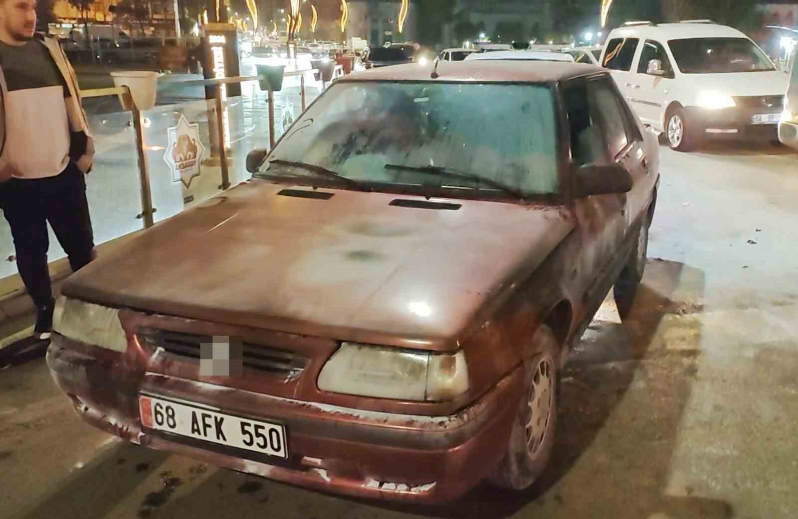aksarayda seyir halindeyken yanan otomobili esnaf sondurdu 1 DR8VCS75
