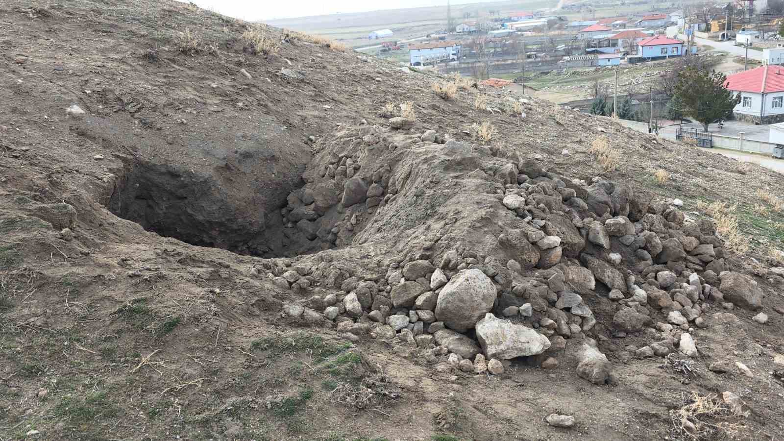 aksarayda tarihi hoyukte kacak kazi koyluleri tedirgin ediyor 0