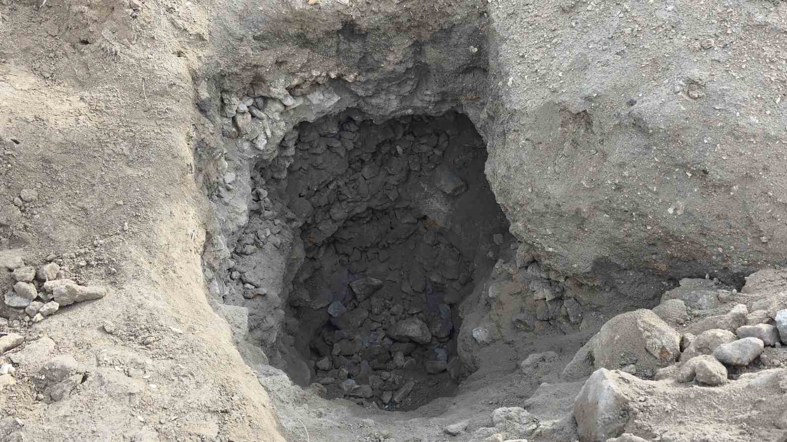 aksarayda tarihi hoyukte kacak kazi koyluleri tedirgin ediyor 2 2L6cGyUu