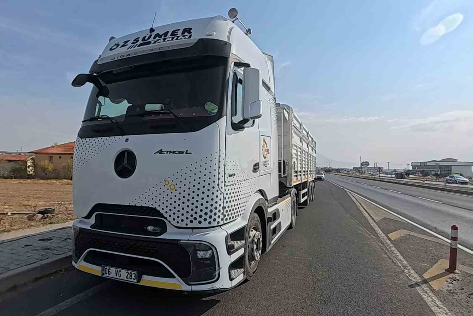 aksarayda tir ile otomobil carpisti 3 yarali 1 RayrD9FJ