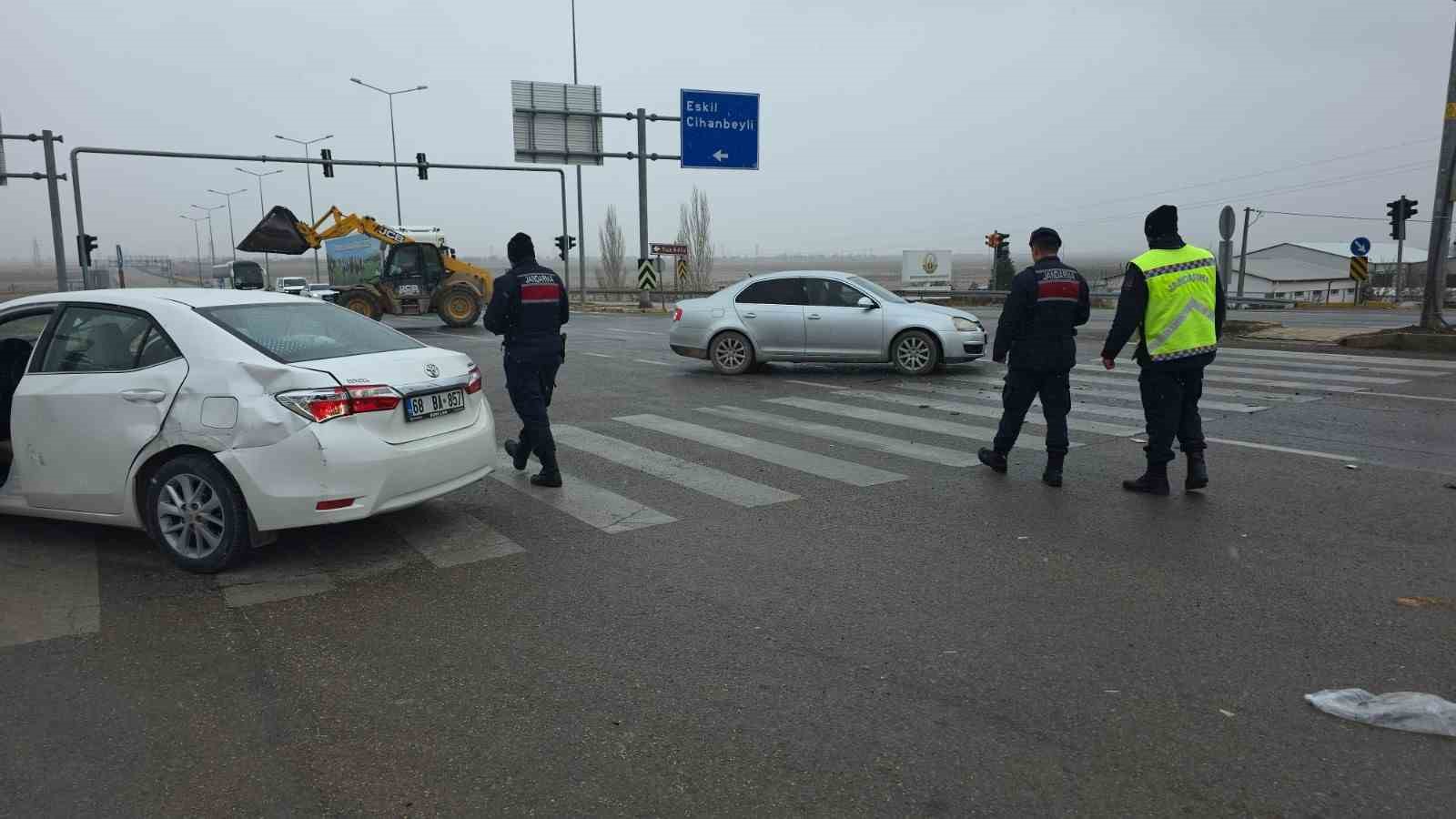 aksarayda tir ile otomobil carpisti 4u hakem 5 yarali 2 eT3VtIEi