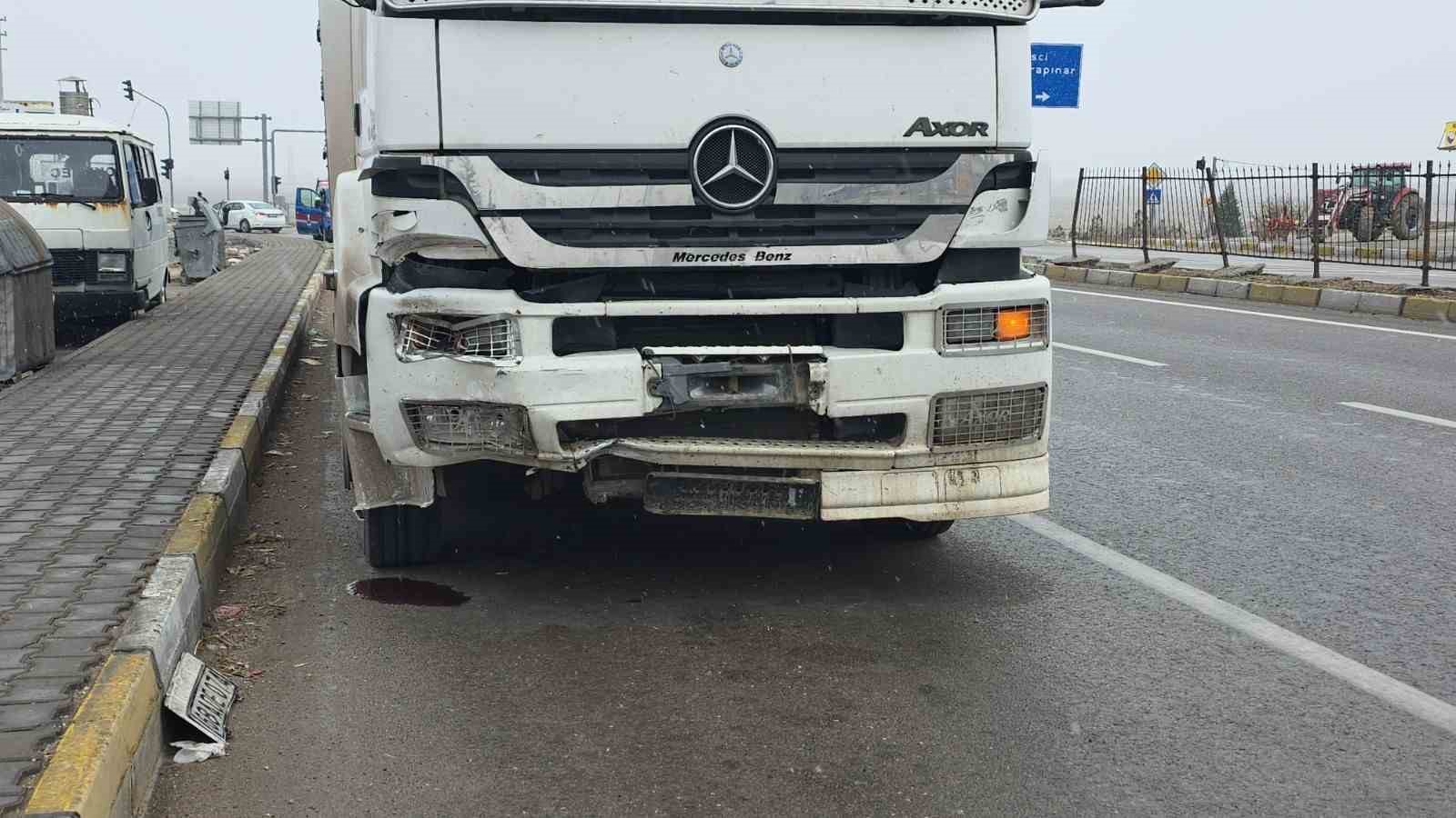 aksarayda tir ile otomobil carpisti 4u hakem 5 yarali 3 ZBVRatHK