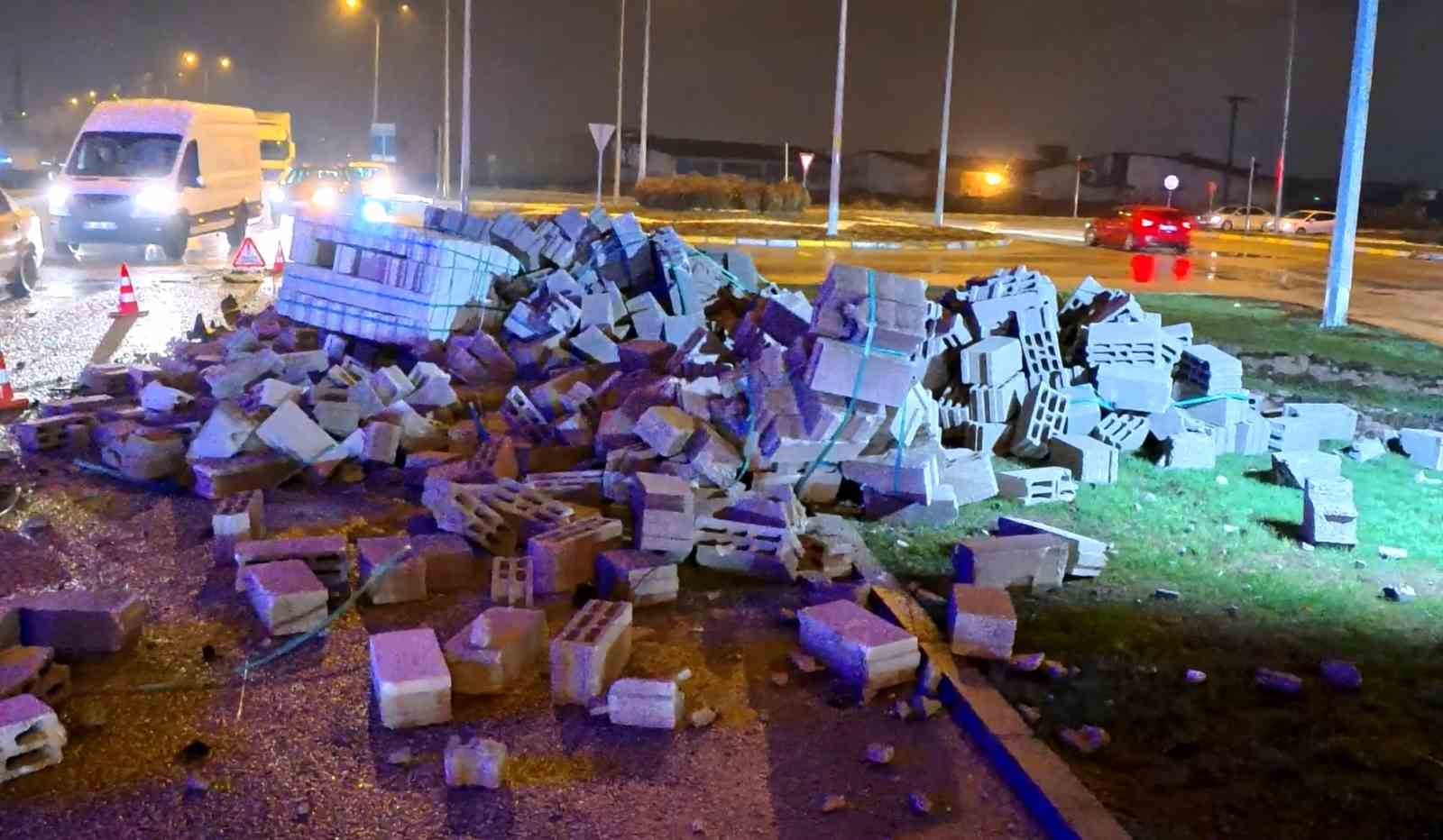 aksarayda tir ile servis araci carpisti 2 yarali 0 pQIOtrUG