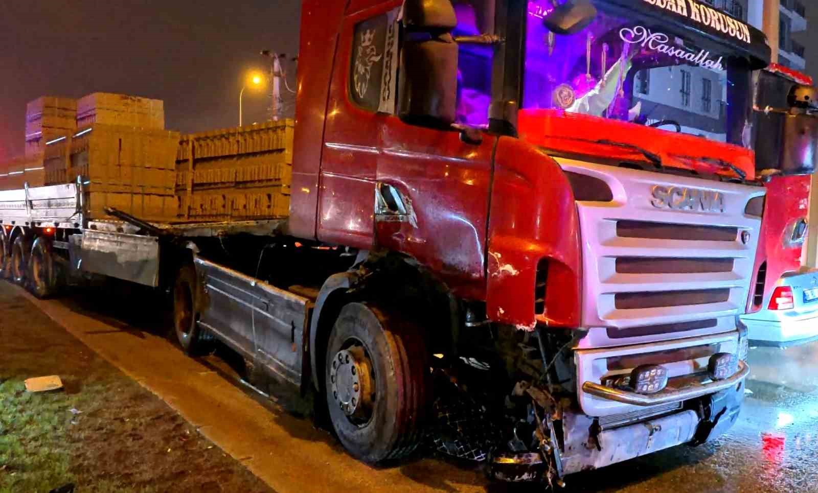 aksarayda tir ile servis araci carpisti 2 yarali 1 YC5LejBl