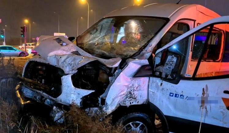 aksarayda tir ile servis araci carpisti 2 yarali 3 IBLXwkpZ