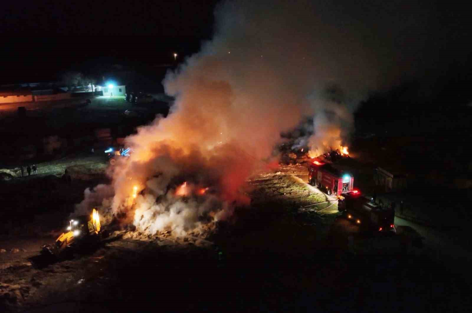 aksarayda tonlarca saman balyasi alev alev yandi o anlar dron kamerasinda 4 pnZHnE3D