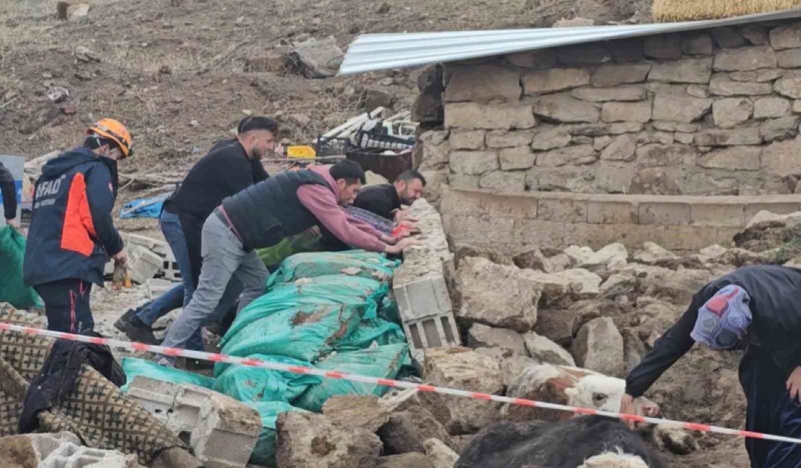 aksarayda yagmur ve ruzgardan ahir hayvanlarin uzerine coktu 0 ywYBywKI