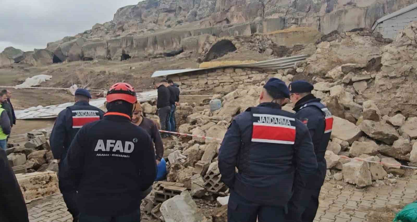 aksarayda yagmur ve ruzgardan ahir hayvanlarin uzerine coktu 3 PpzsUpqy
