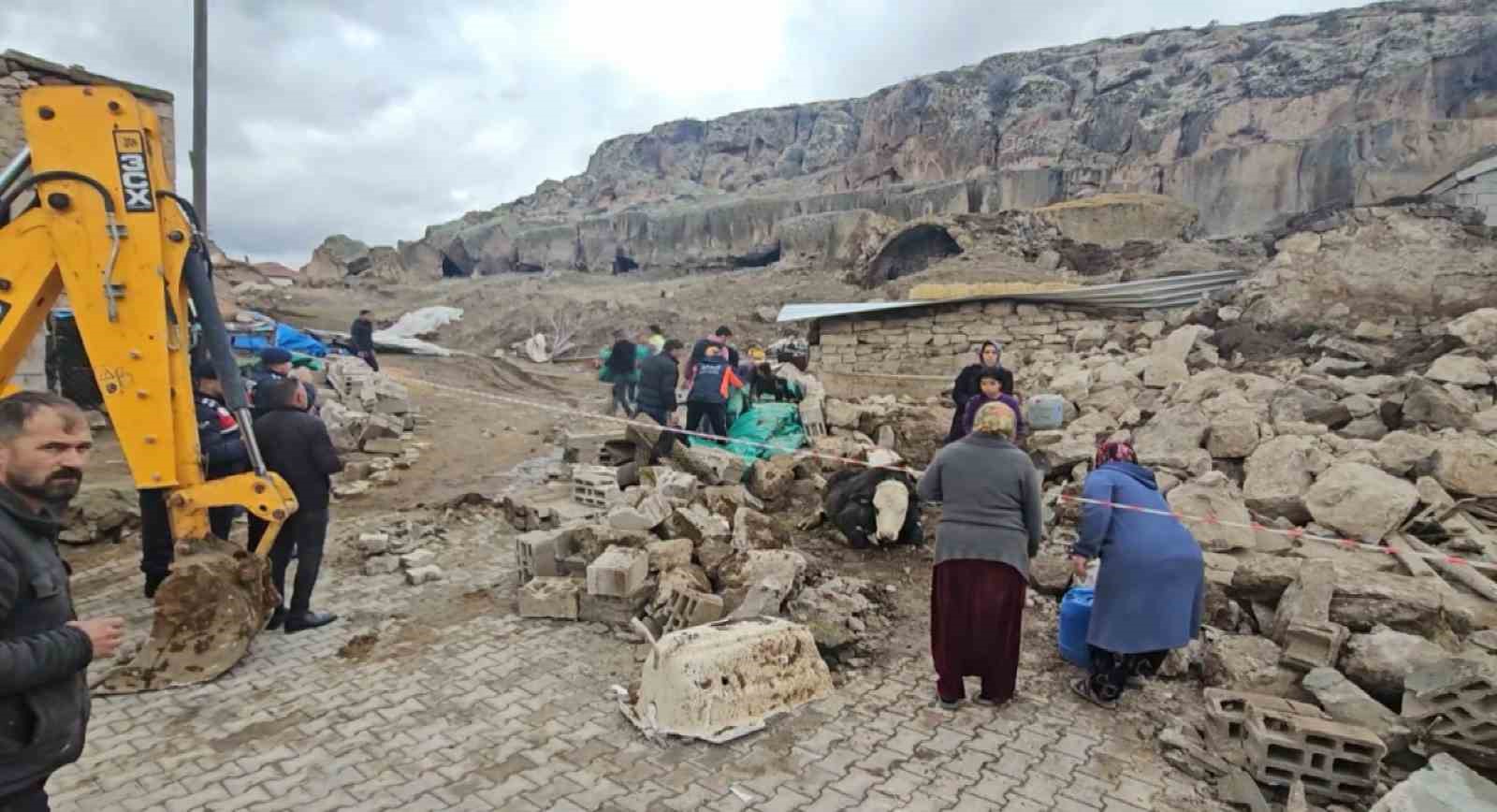 aksarayda yagmur ve ruzgardan ahir hayvanlarin uzerine coktu 4 YAAMi1zD