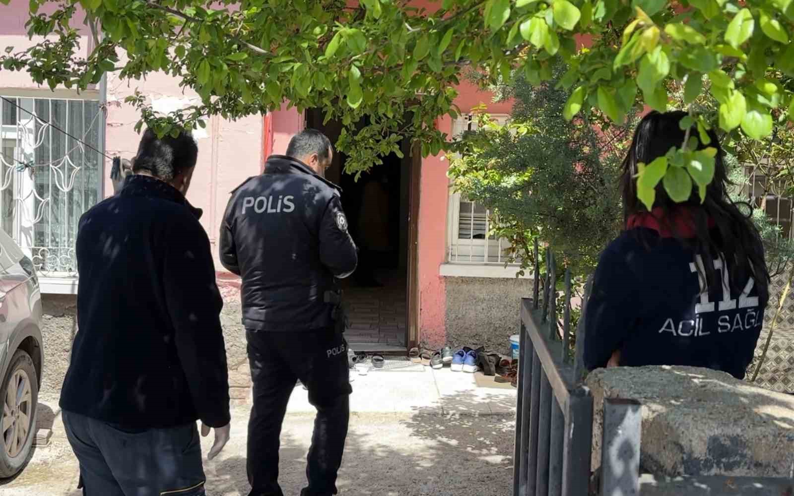Aksaray’da yaşlı adam karısını evde ölü buldu 5 aksarayda yasli adam karisini evde olu buldu 1 qlbeOegO