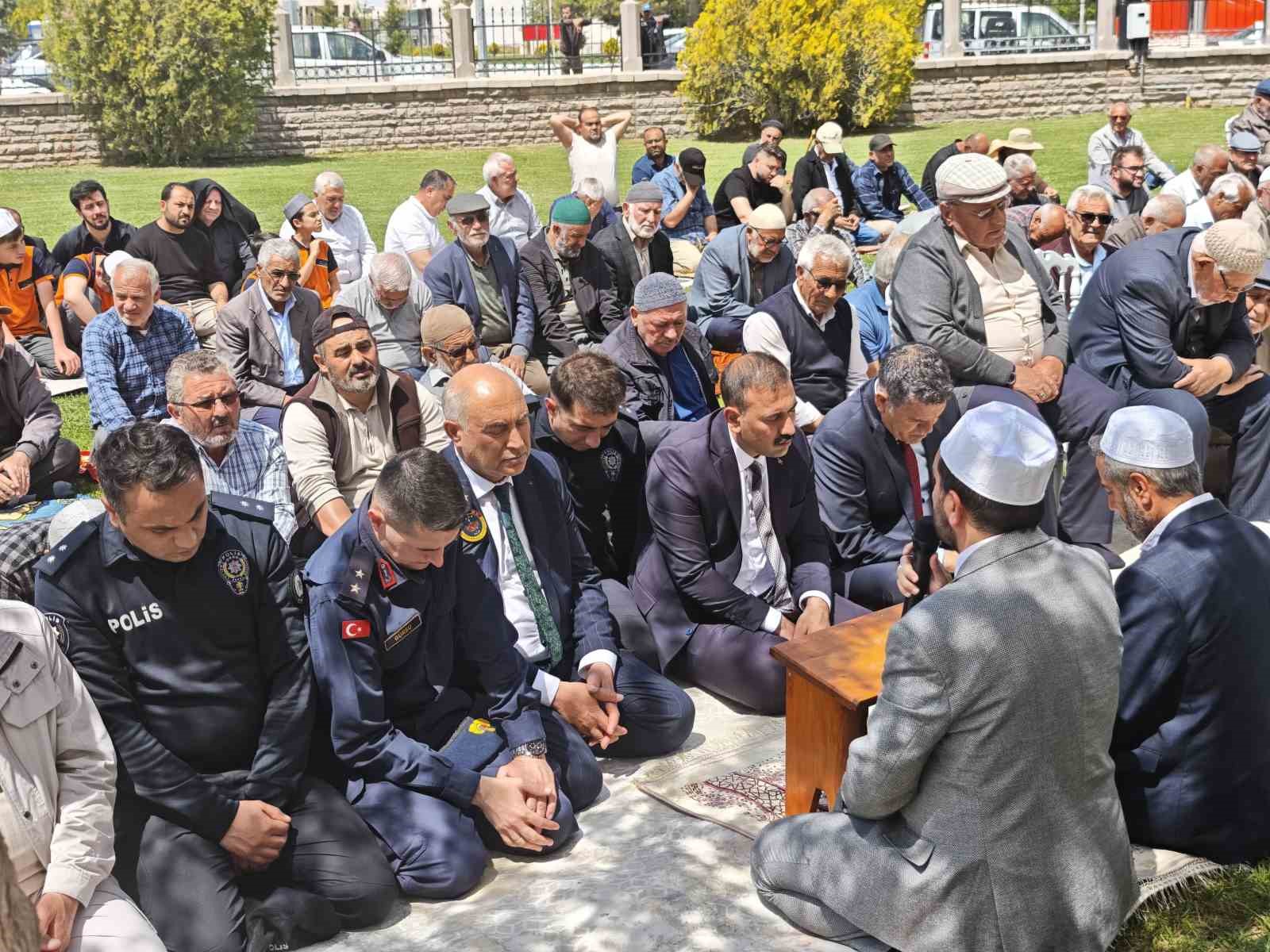 aksarayda yogun yagis nedeniyle sukur duasi yapildi 0 7sg1XE2g