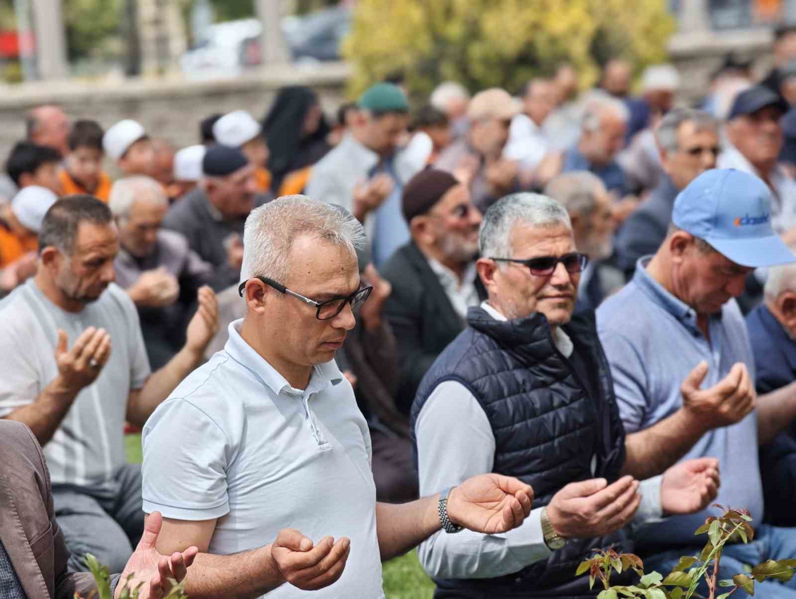 aksarayda yogun yagis nedeniyle sukur duasi yapildi 2 RDzY8m1y