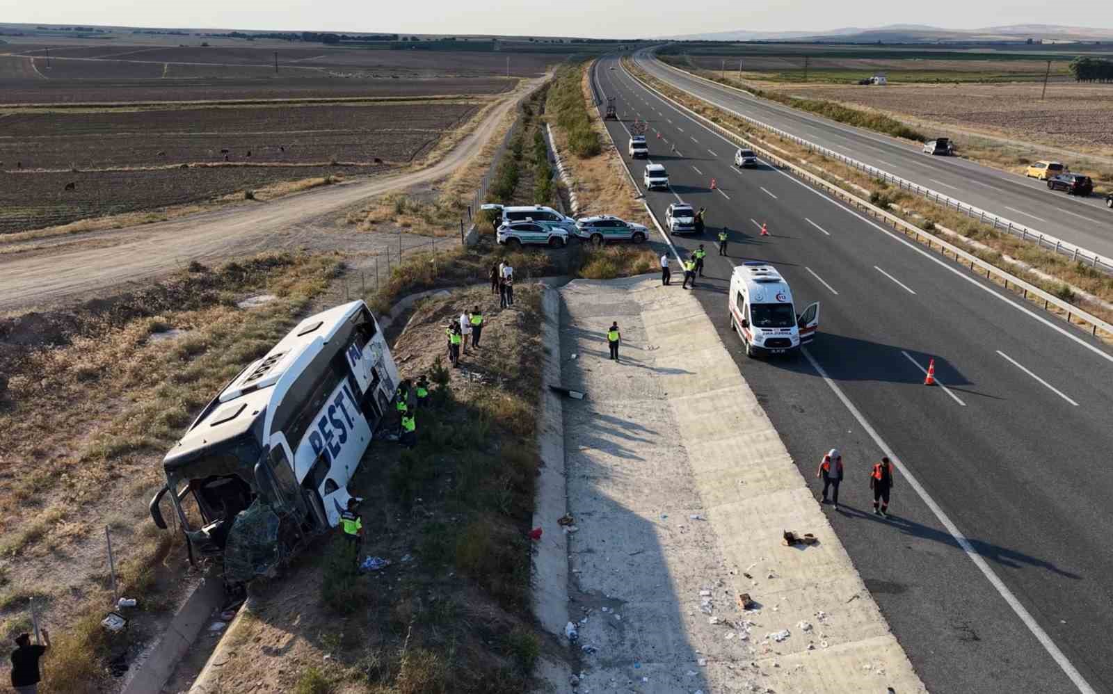 Aksaray’da yolcu otobüsü şarampole devrildi: 44 yaralı 4 aksarayda yolcu otobusu sarampole devrildi 44 yarali 0 4BBQR7X8