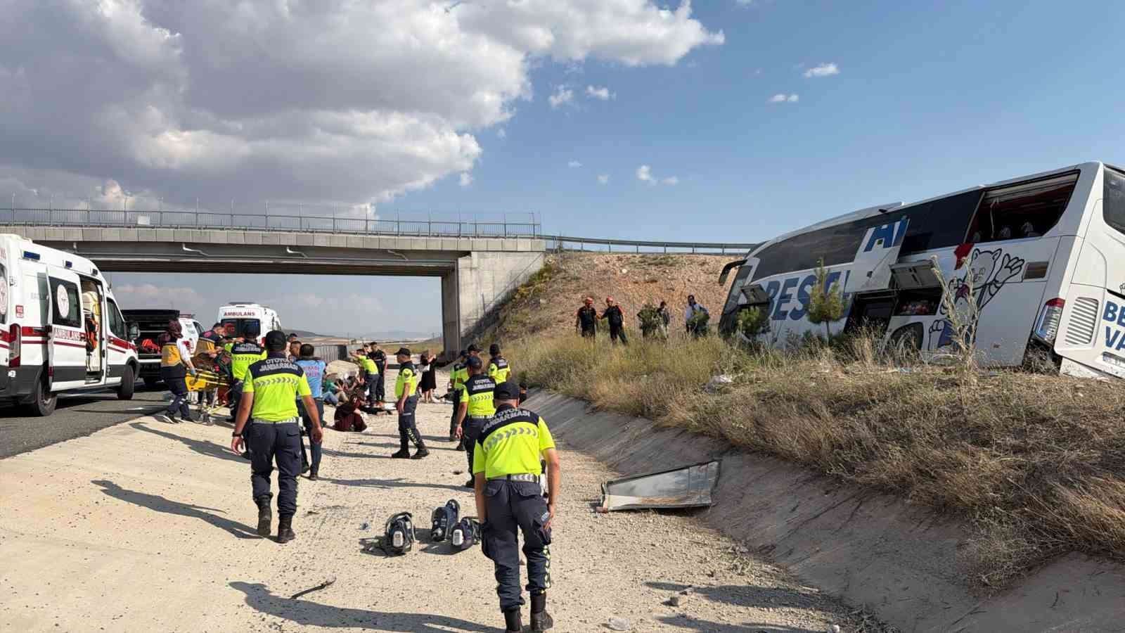Aksaray’da yolcu otobüsü şarampole devrildi: 44 yaralı 10 aksarayda yolcu otobusu sarampole devrildi 44 yarali 6 HTXrpyTR