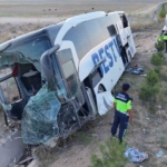 aksarayda-yolcu-otobusu-sarampole-devrildi-44-yarali-PpNzEEKY.jpg