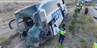 aksarayda-yolcu-otobusu-sarampole-devrildi-44-yarali-PpNzEEKY.jpg