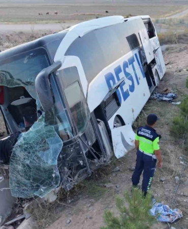 aksarayda-yolcu-otobusu-sarampole-devrildi-44-yarali-PpNzEEKY.jpg