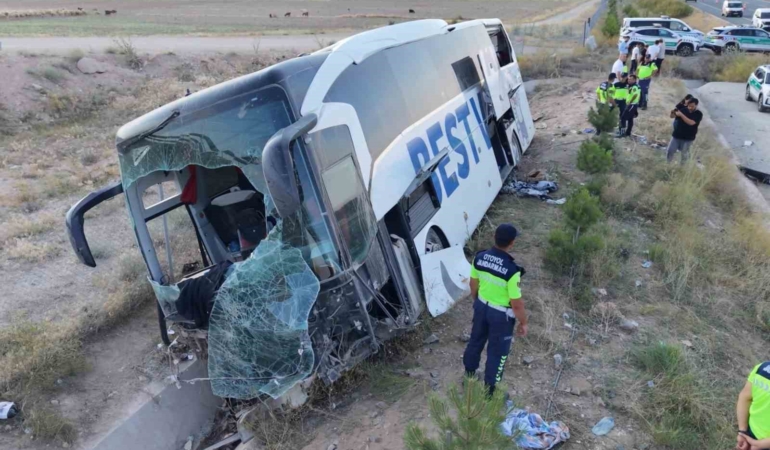 aksarayda-yolcu-otobusu-sarampole-devrildi-44-yarali-PpNzEEKY.jpg