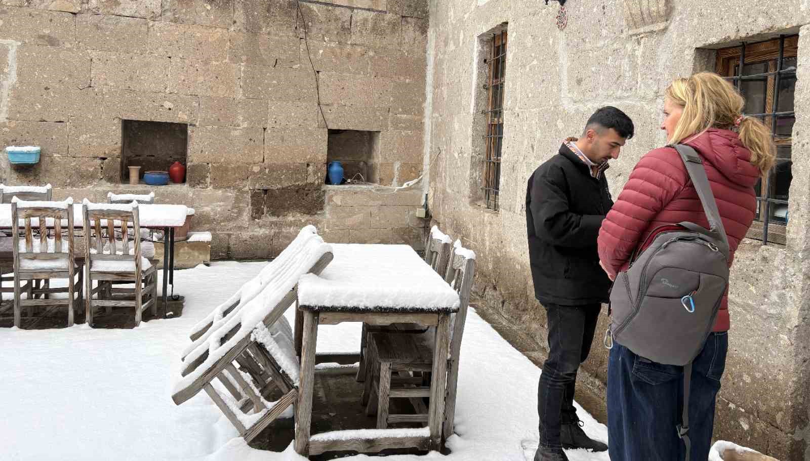 Aksaray’ın Güzelyurt ilçesi, çiçek açmış meyve ağaçları ve yağan karla ilçe beyaza büründü 5 aksarayin guzelyurt ilcesi cicek acmis meyve agaclari ve yagan karla ilce beyaza burundu 1